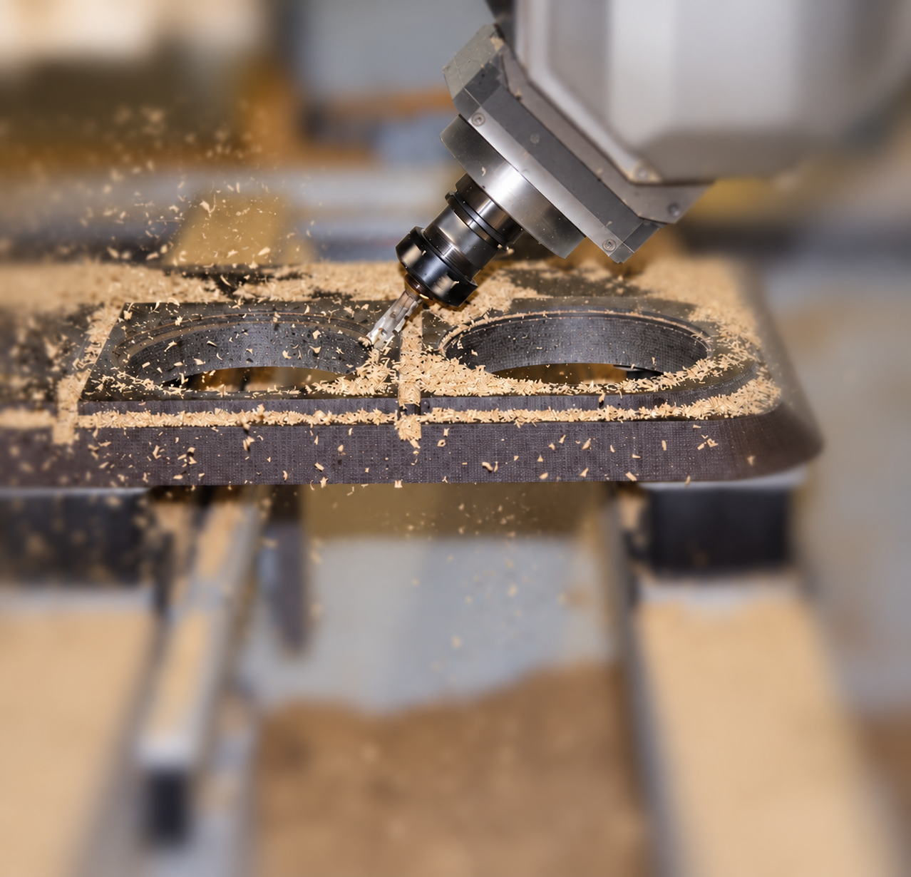 Geschwenkter CNC-Fräskopf bei der Bearbeitung eines eingespannten Werkstücks