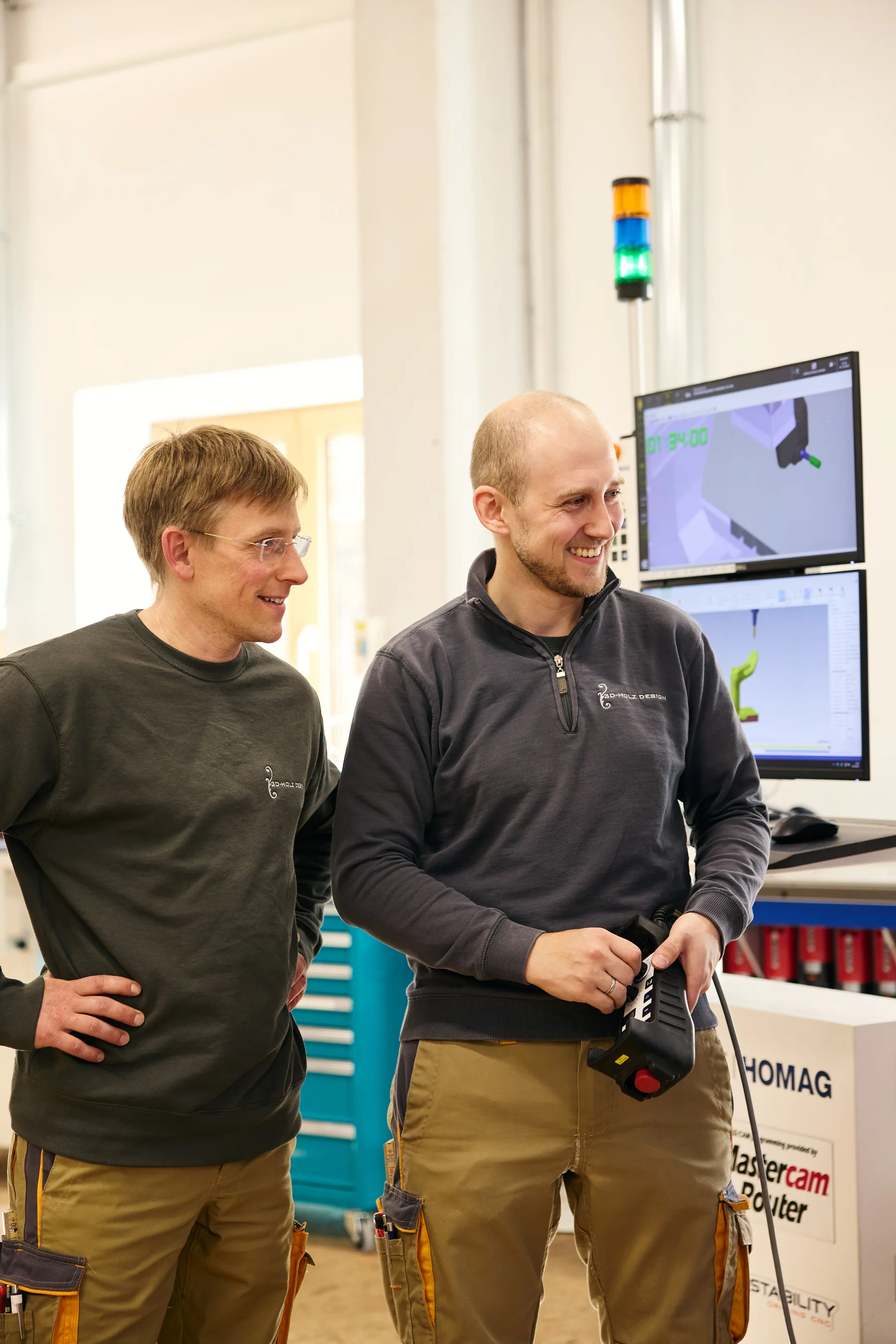 Andreas Beham und Andreas Riesinger bei der Abstimmung an der CNC-Maschine.