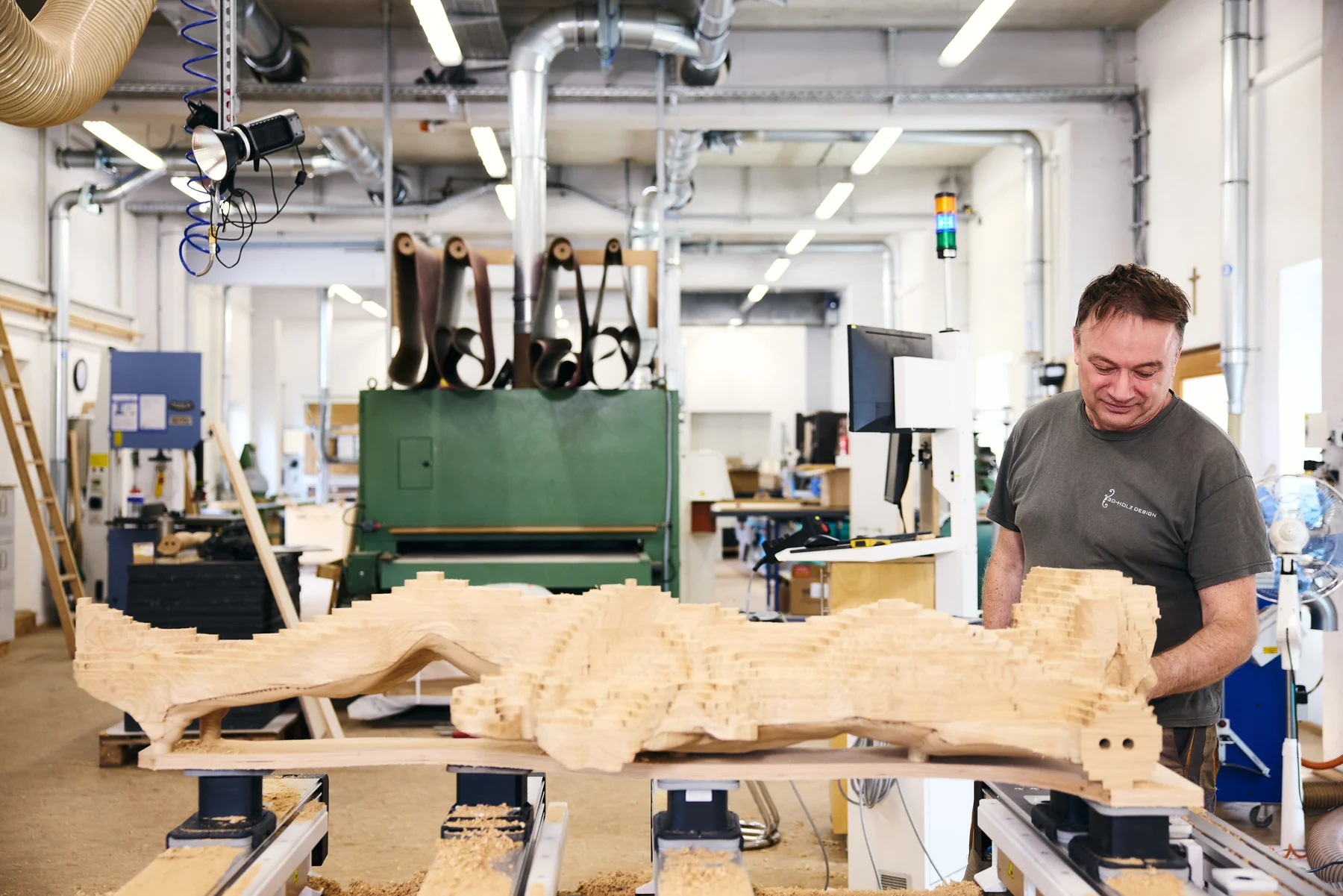 Andreas Weinzierl mit der Christusfigur in der Werkstatt.