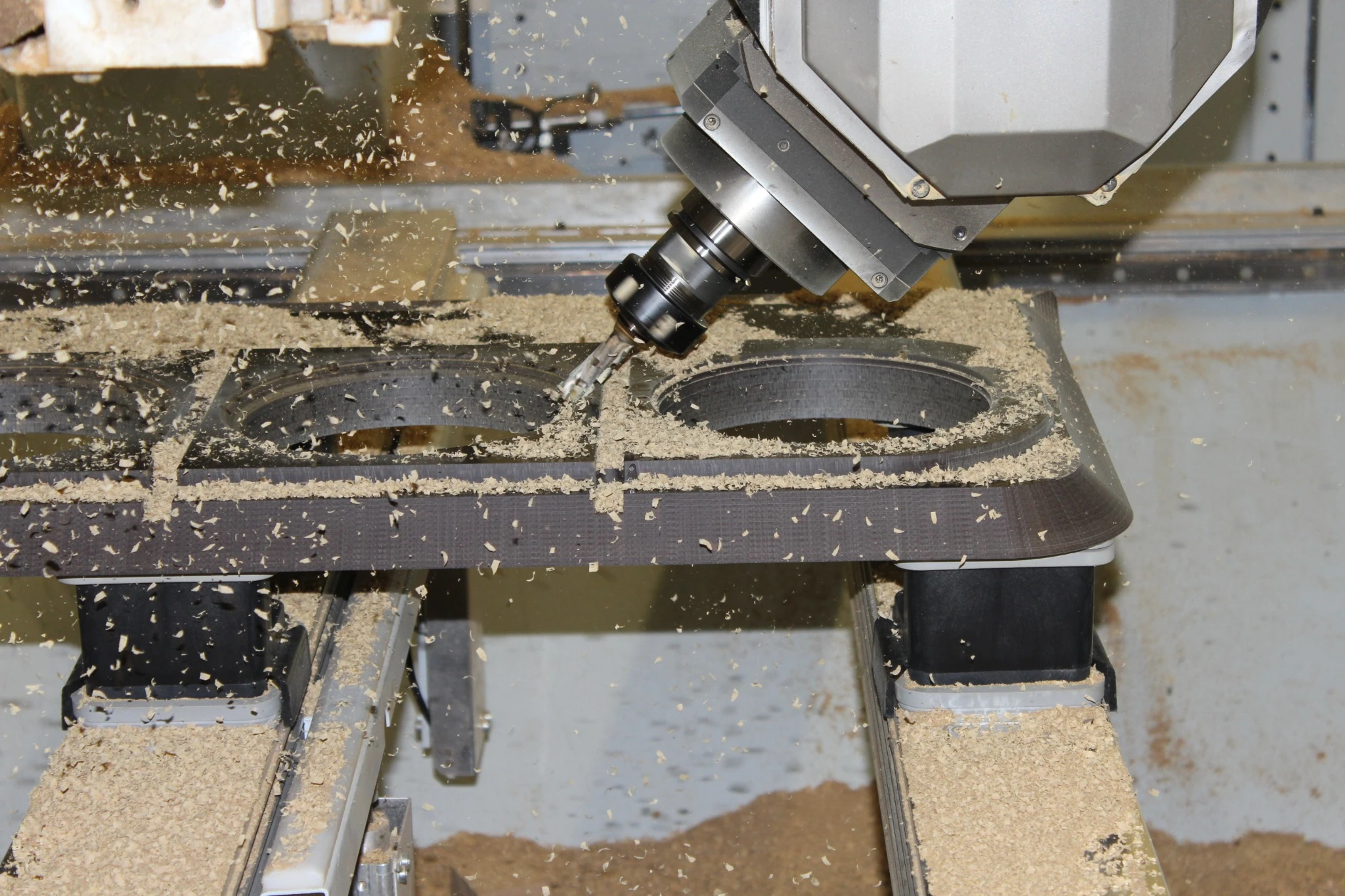 Geschwenkter CNC-Fräskopf bei der Bearbeitung eines eingespannten Werkstücks