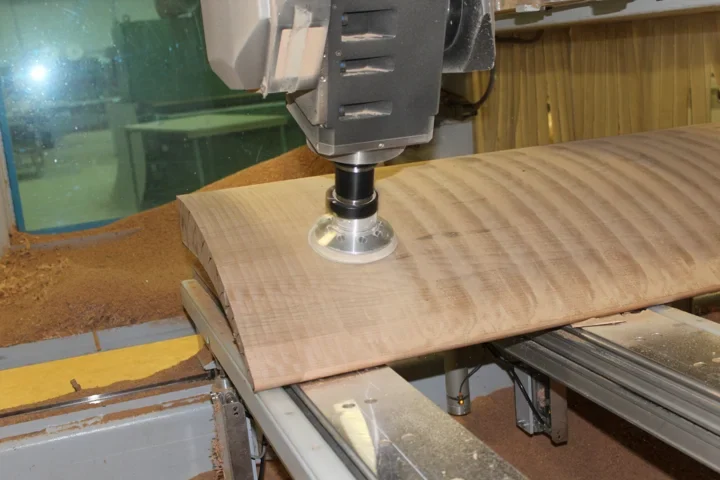 CNC sanding of a curved wooden surface using an orbital sanding aggregate