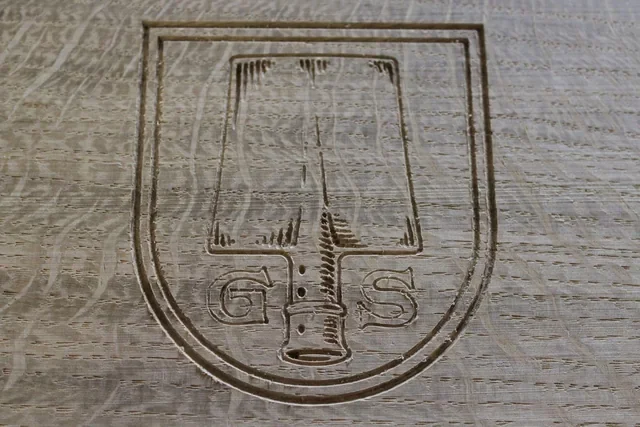 Logo-Gravur-Fräsung in Eiche