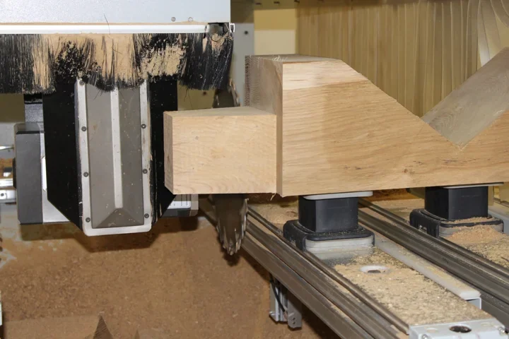 Cutting a tenon shoulder with a CNC-controlled saw blade