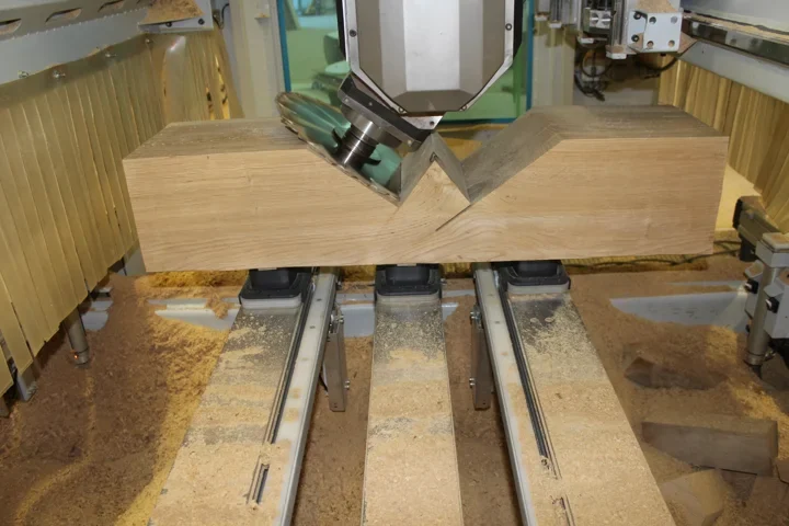 Notching a wooden workpiece with a CNC-controlled saw blade
