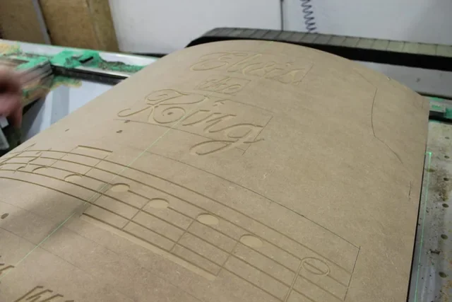 Engraving and V-carving on a curved surface