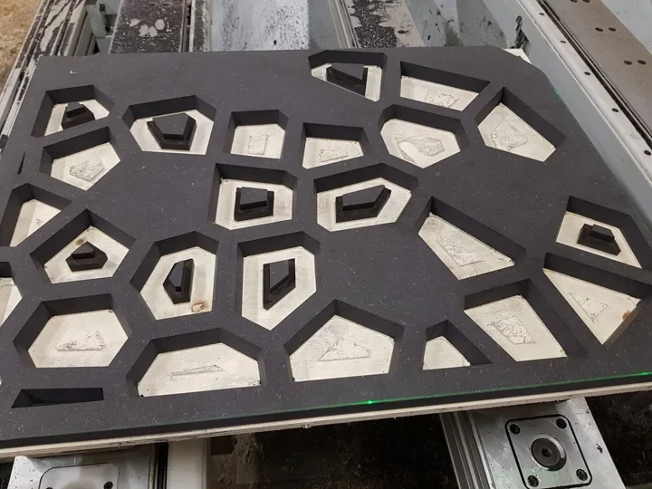 Geometric contours machined in a panel
