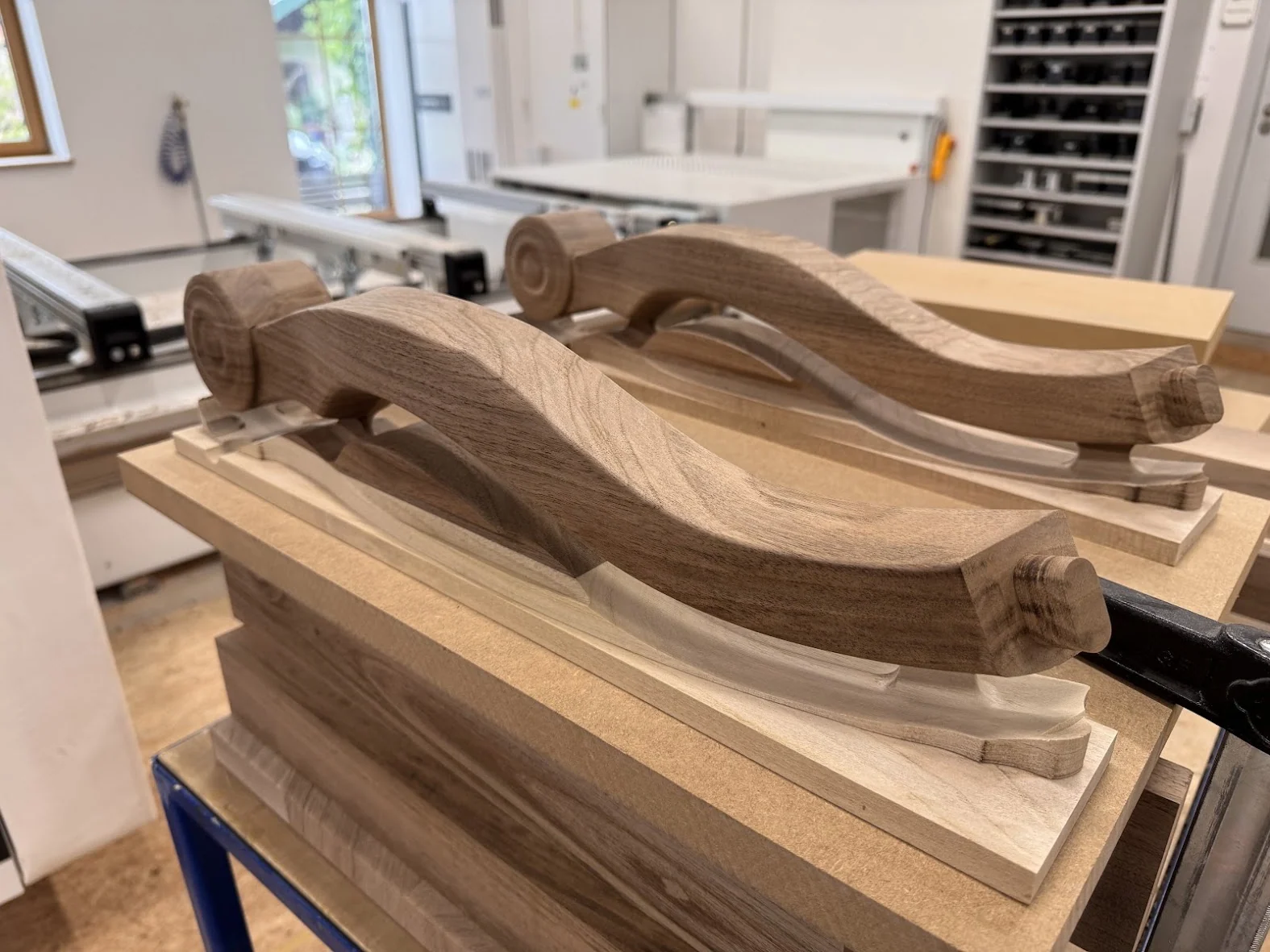 CNC-gefertigte Musikinstrumentenbauteile auf ihren Vorrichtungen