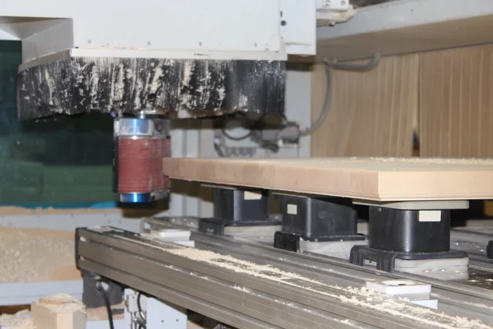 CNC sanding of a workpiece edge using a sanding aggregate