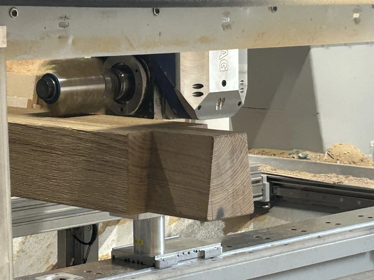 CNC-Bearbeitung eines Eichenbalkens – Werkzeug und Werkstück im Detail