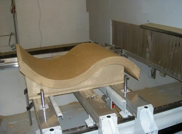 Wave-shaped contour trimming