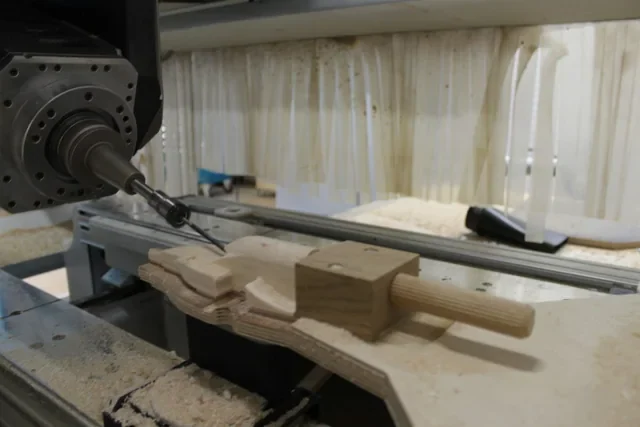 Modellbaufräsung mit besonderer Spannsituation in Balsa-Holz.