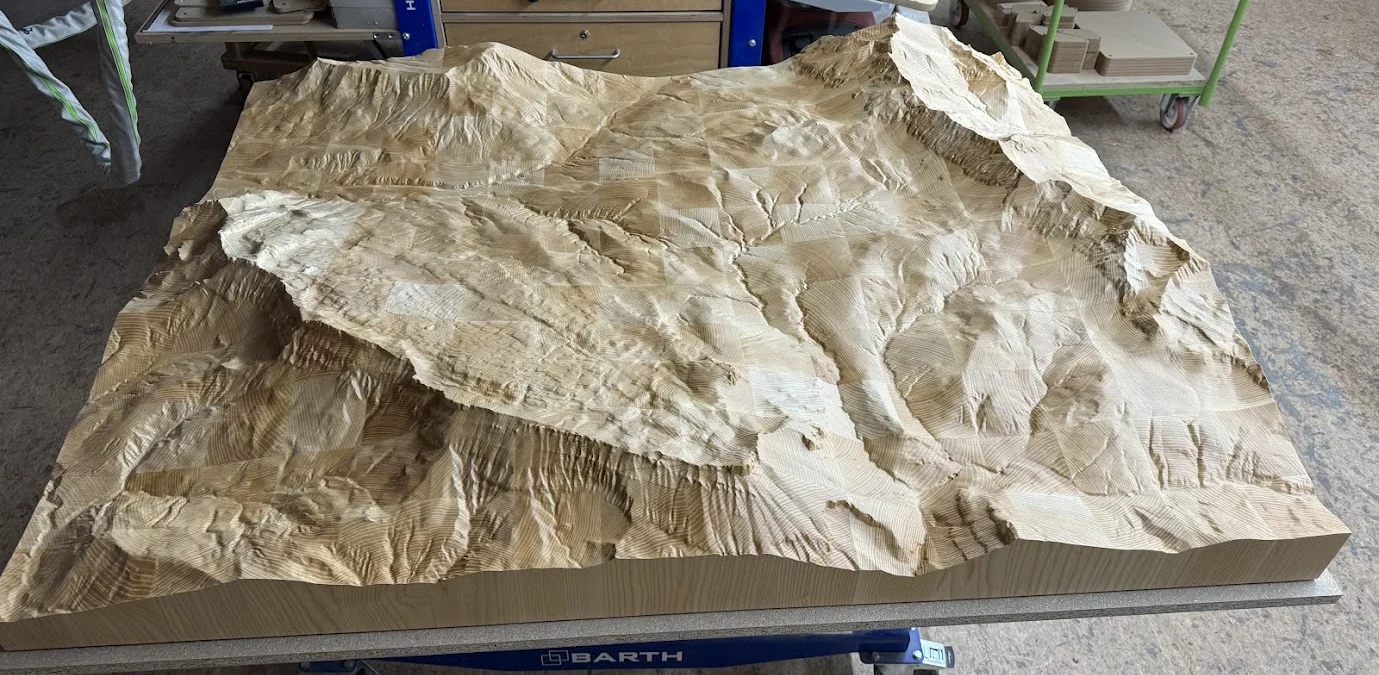Topografiemodell in Esche in Hirnholzoptik
