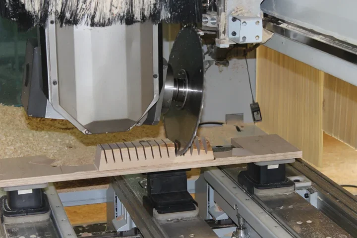 CNC sawing: parallel cuts in a wooden workpiece