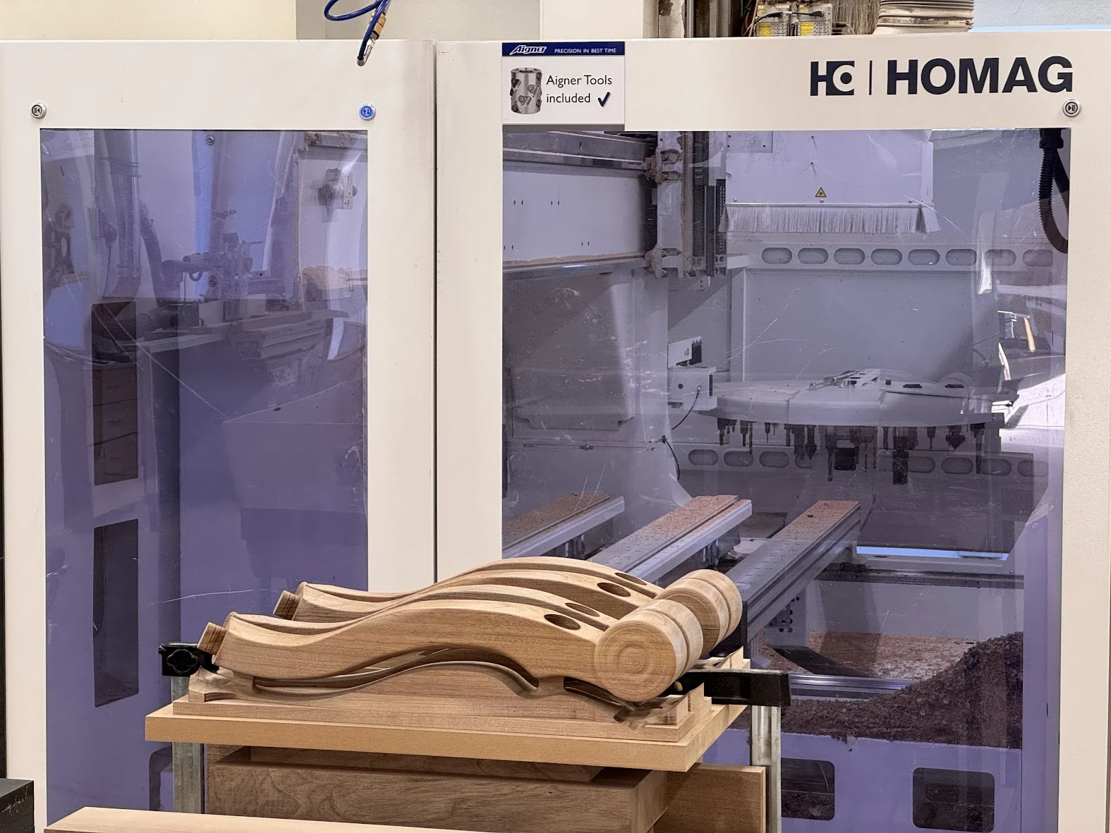 Komplexe Holzbauteile aus unserer eigenen CNC-Fertigung.