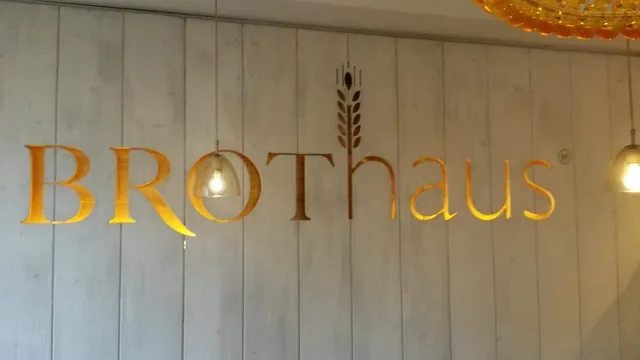 Logo in gekalkten Einzelpaneelen