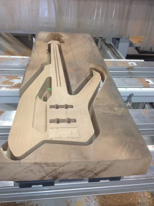 E-Bass aus einer vollmassiven Bohle ausgefräst