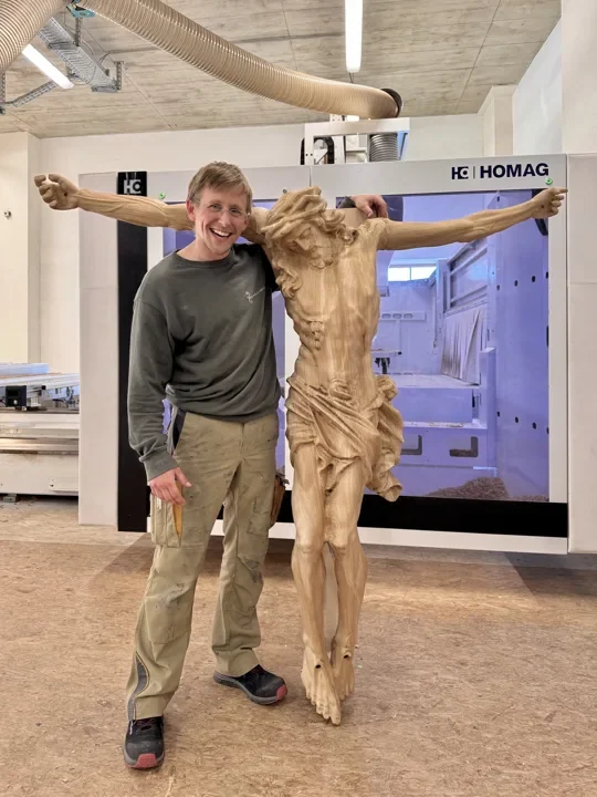 Freialtar Fahrenberg · the assembled figure with its makers