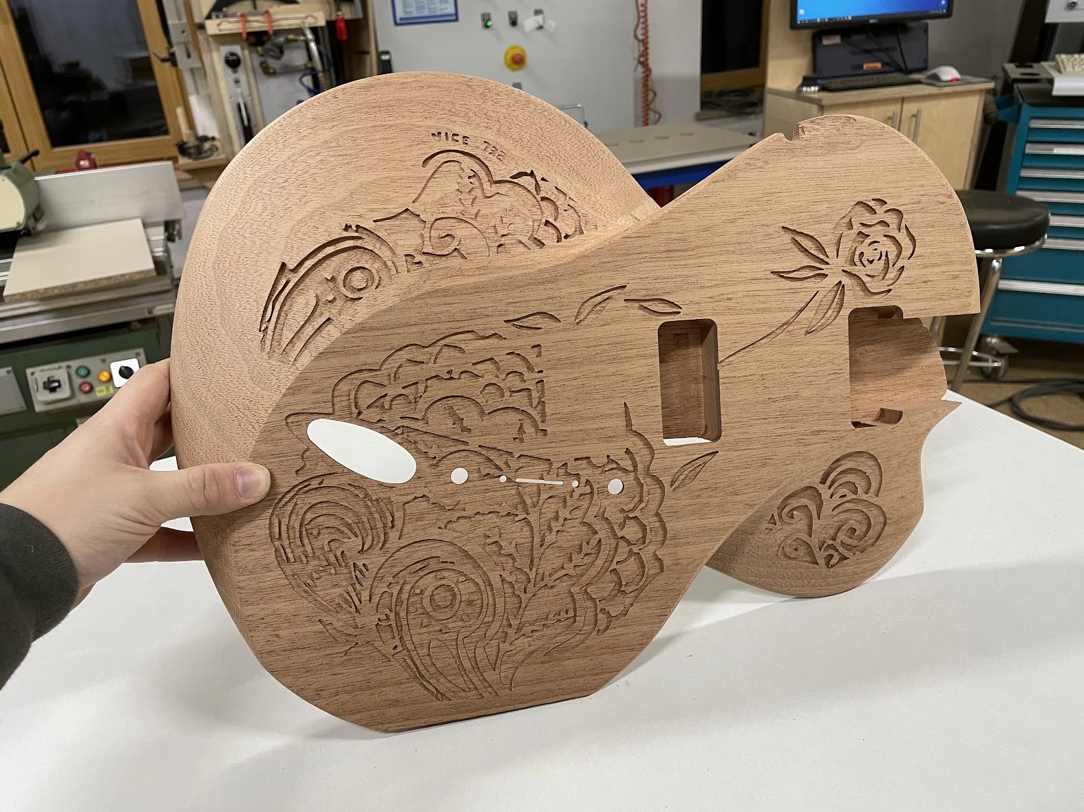Gitarrenkorpus mit ausgefrästen Motiven und vorbereiteten Aussparungen