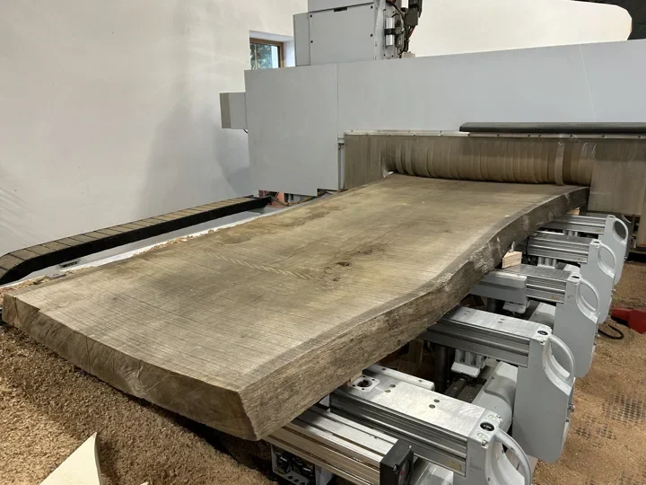 Massivholzbohle auf dem CNC-Maschinentisch zum Planfräsen