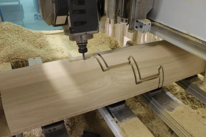 4-axis machining: contour milling on a curved wooden workpiece