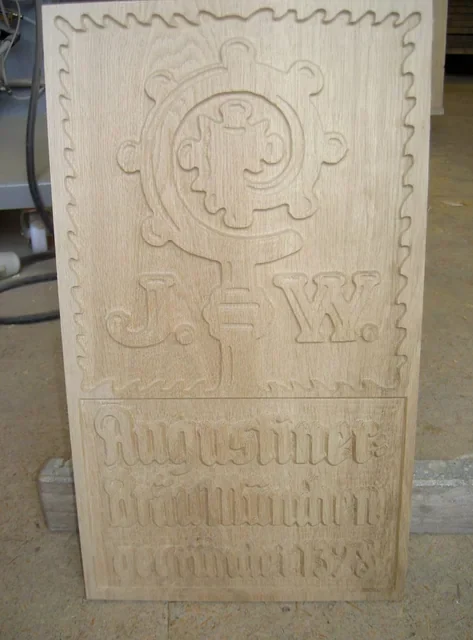 Reliefartiges Logo in Eiche