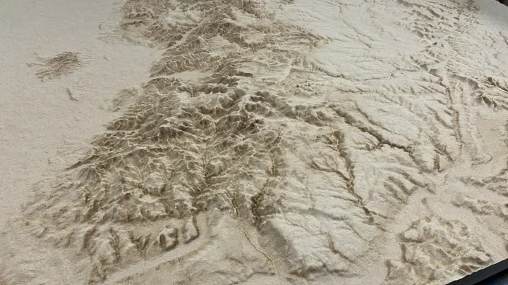 Detail eines gefrästen Geländemodells in MDF